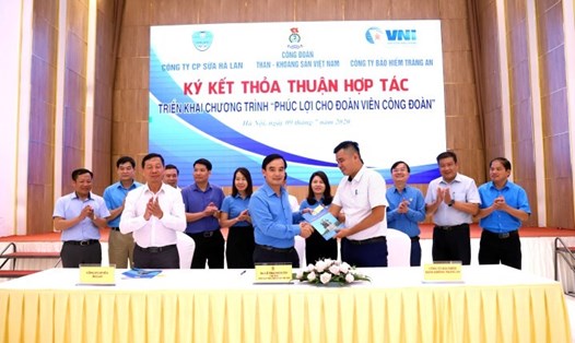 Chủ tịch CĐ TKV Lê Thanh Xuân ký thoả thuận hợp tác với các đối tác. Ảnh: Văn Tiến.