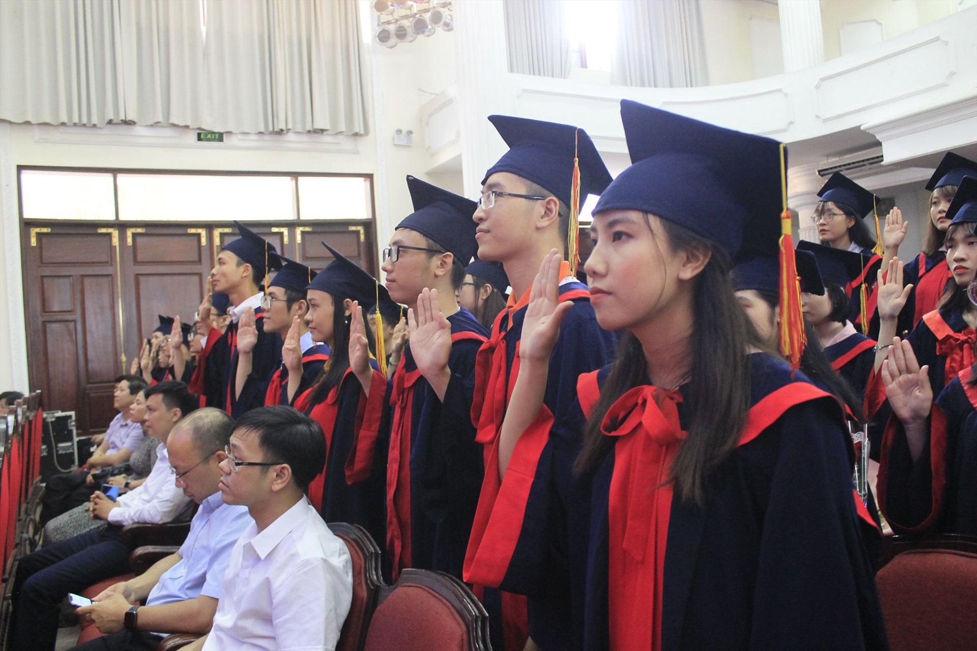 Tân bác sĩ, dược sĩ đọc lời thề Hippocrates tại buổi lễ tốt nghiệp. Ảnh: Thanh Xuân