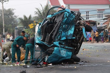 Một vụ tai nạn xe tải và xe khách ngày 6.2 khiến 2 người chết, nhiều người khác bị thương trên đường ĐT 741. Ảnh: Đình Trọng