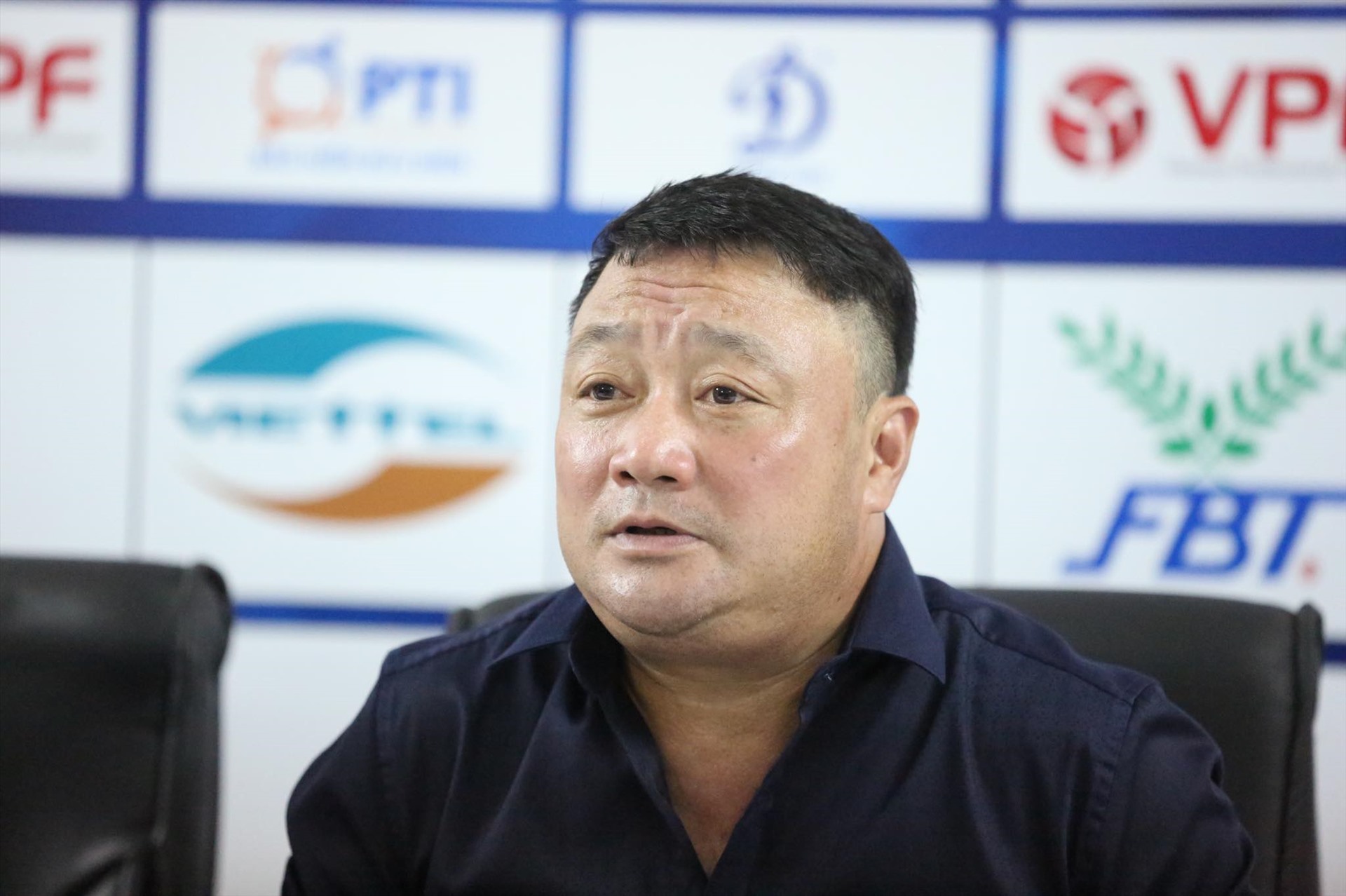 Huấn luyện viên Trương Việt Hoàng không biểu lộ cảm xúc nhiều dù đội nhà thắng. Ảnh: HT