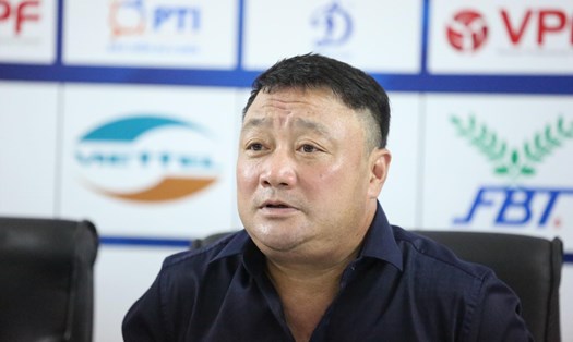 Huấn luyện viên Trương Việt Hoàng không biểu lộ cảm xúc nhiều dù đội nhà thắng. Ảnh: HT