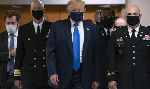 Tổng thống Mỹ Donald Trump đeo khẩu trang trong chuyến thăm một cơ sở y tế quân đội bên ngoài thủ đô Washington. Ảnh: AFP