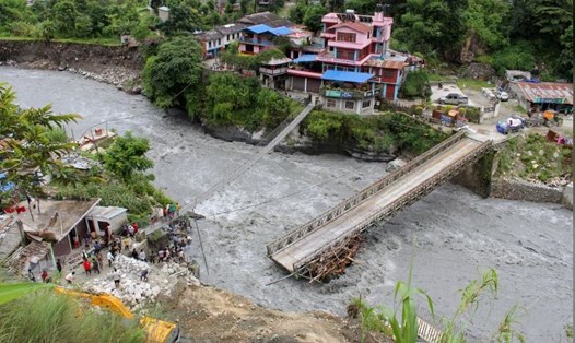Cây cầu bắc qua sông Raghu Ganga bị hư hại do lũ quét tại Myagdi, Nepal, ngày 11.7. Ảnh: Reuters