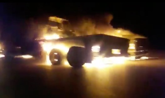 Đoàn xe tiếp tế cho quân đội Mỹ ở Iraq bị đốt cháy. Ảnh: RT/Twitter