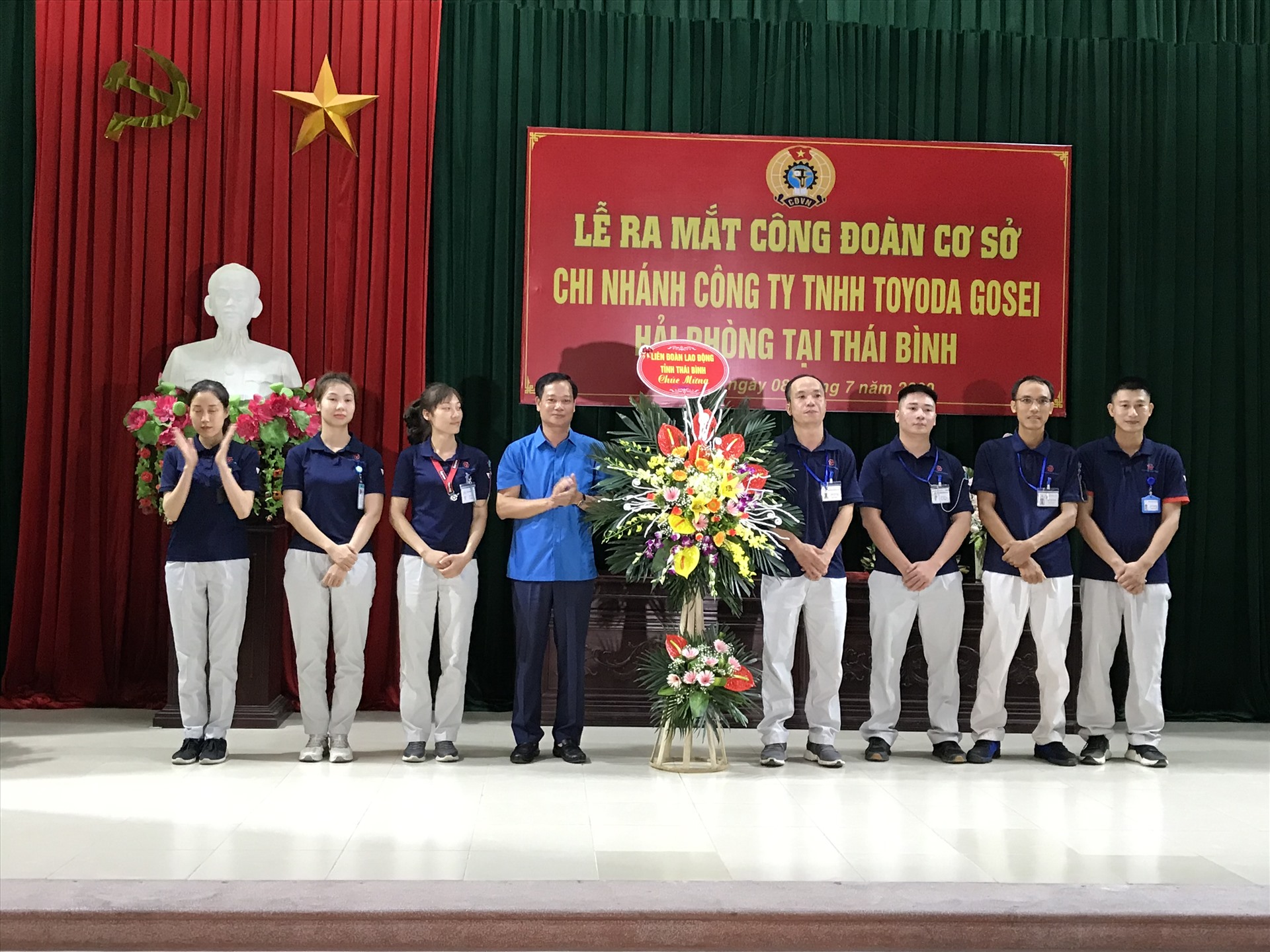 Đồng chí Nguyễn Thái Dương – Phó Chủ tịch LĐLĐ tỉnh tặng hoa chúc mừng CĐCS Công ty TNHH ToYoDa Gosei. Ảnh: Bá Mạnh