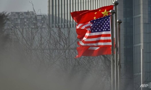 Cờ Mỹ và Trung Quốc trước một văn phòng ở Bắc Kinh, tháng 1.2020. Ảnh: AFP