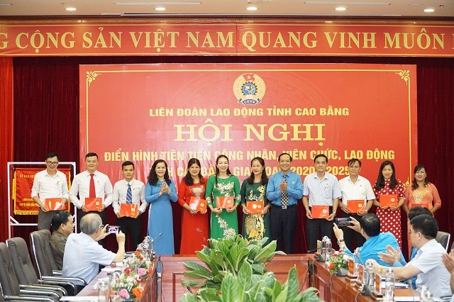 Đại diện Tổng LĐLĐVN và LĐLĐ tỉnh Cao Bằng trao Bằng Lao động sáng tạo cho các điển hình tiên tiến. Ảnh: Hải Hoà