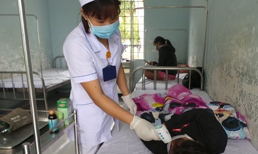 Nhân viên y tế thăm khám, tiêm vắc xin phòng bệnh bạch hầu cho người dân. Ảnh TT