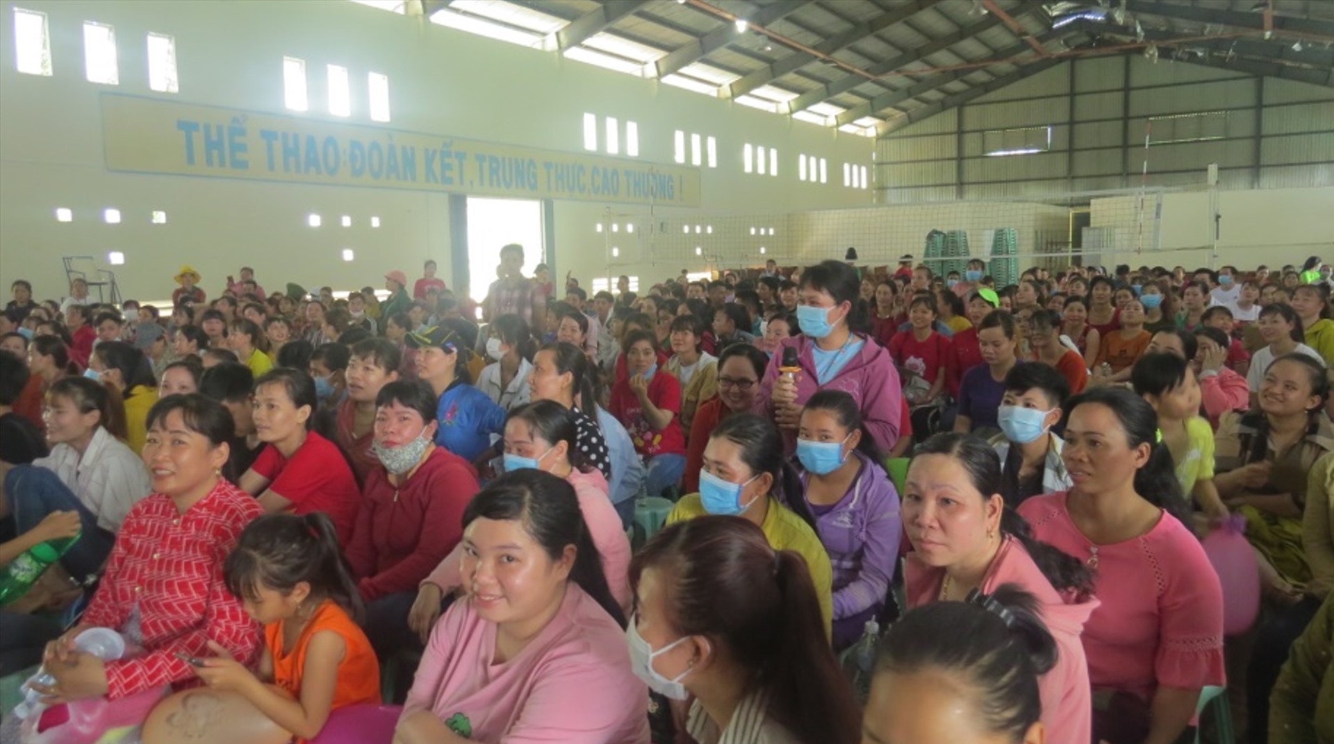 CNLĐ tham gia trả lời câu hỏi pháp luật. Ảnh: Lưu Hùng