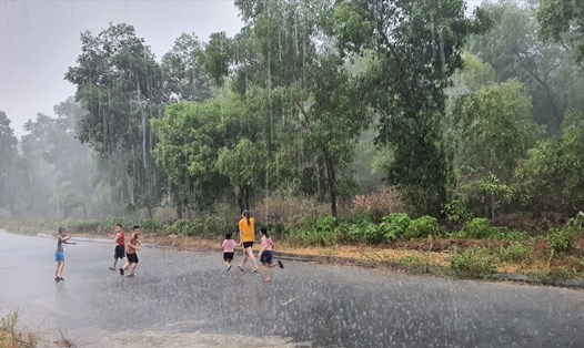 Cơn mưa vàng giải nhiệt cho toàn bộ thị xã Hồng Lĩnh (Hà Tĩnh). Ảnh: Quang Đại