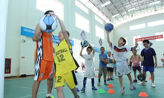 Kỳ nghỉ hè giúp trẻ tiếp cận các môn thể thao bổ ích. Ảnh: Hải Nguyễn