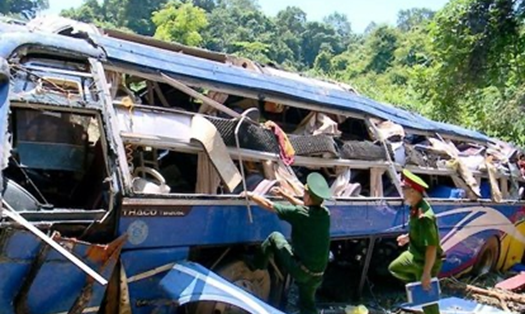 AM
 Vụ tai nạn ở Kon Tum: Nạn nhân thứ 6 tử vong tại bệnh viện
Cơ quan chức năng cứu người kẹt trong xe khách bị nạn. Ảnh Hoàng Lộc