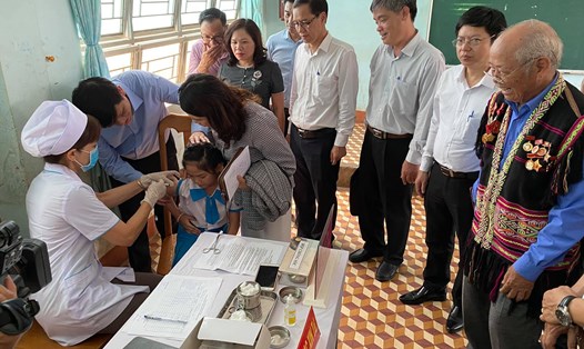 Quyền Bộ trưởng Bộ Y tế Nguyễn Thanh Long kiểm tra công tác phòng chống dịch bệnh bạch hầu ở Tây Nguyên. Ảnh: Bộ Y tế