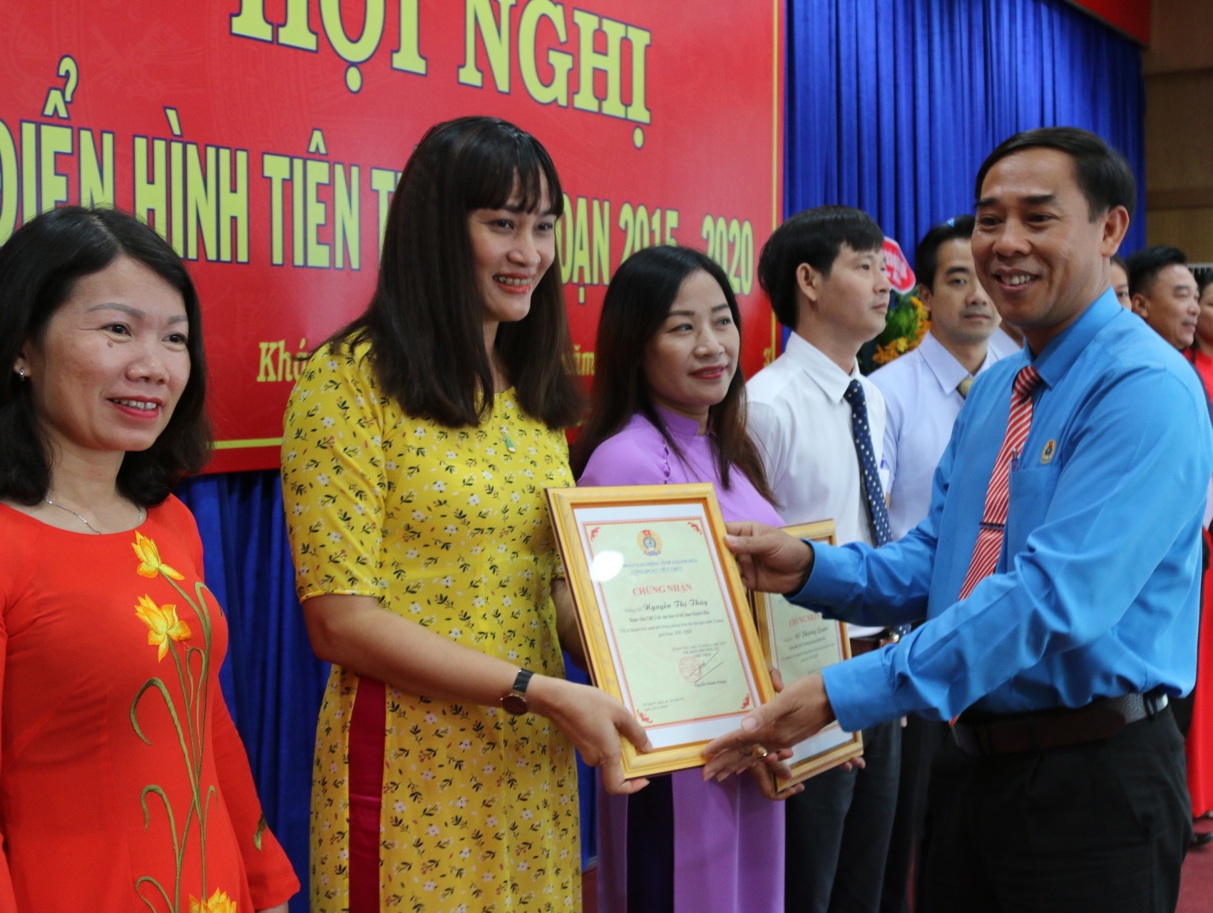 Đ/c Nguyễn Thanh Phong - Chủ tịch CĐVC tỉnh Khánh Hòa biểu dương các cá nhân tiêu biểu xuất sắc giai đoạn 2015-2020