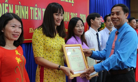 Đ/c Nguyễn Thanh Phong - Chủ tịch CĐVC tỉnh Khánh Hòa biểu dương các cá nhân tiêu biểu xuất sắc giai đoạn 2015-2020