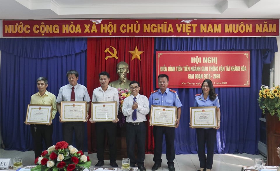 Đ/c Văn Ngọc Sen - Phó Giám đốc Sở Nội vụ tỉnh Khánh Hòa tặng bằng khen cho các tập thể tiêu biểu giai đoạn 2015 -2020