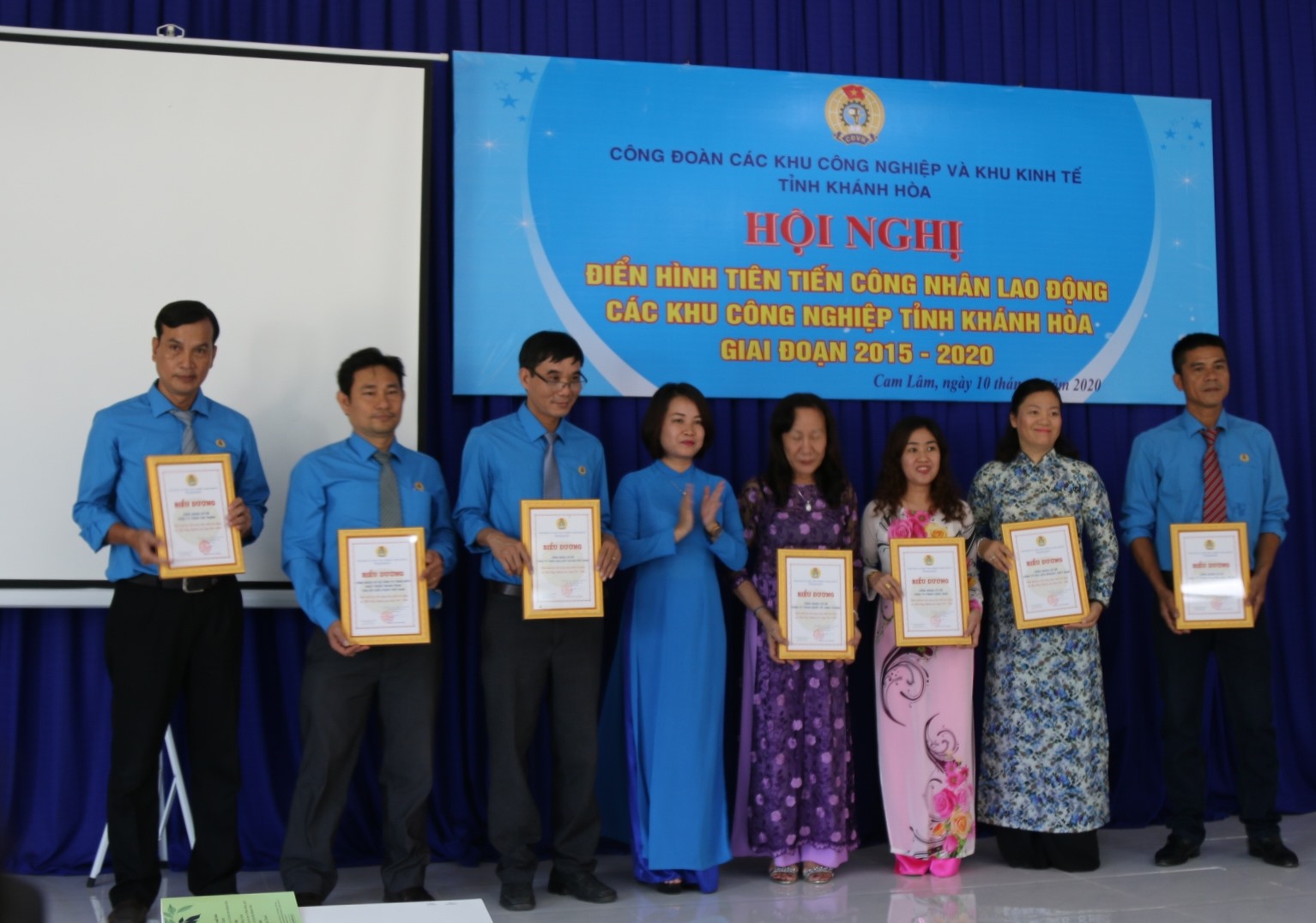 Đ/c Huỳnh Thị Nam Khánh - Chủ tịch CĐ các Khu CN&KKT tỉnh Khánh Hòa biểu dương các cá nhân tiêu biểu 5 năm
