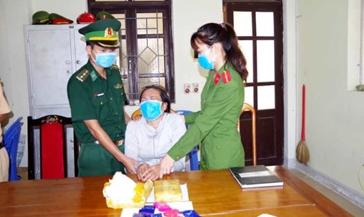 Đối tượng Nguyễn Thị Lương bị bắt cùng tang vật là 12.000 viên ma túy tổng hợp. Ảnh: BP.