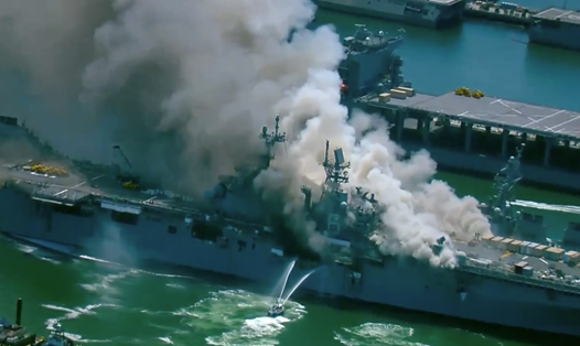 Đám cháy trên tàu tấn công đổ bộ của hải quân Mỹ USS Bonhomme Richard tại căn cứ hải quân San Diego. Ảnh: USNI.