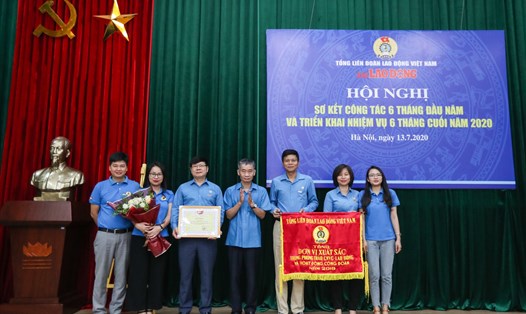 Đồng chí Trần Văn Thuật - Phó Chủ tịch Tổng Liên đoàn Lao động Việt Nam - tặng Cờ thi đua đơn vị xuất sắc trong phòng trào công nhân viên chức lao động và hoạt động công đoàn năm 2019 tới Báo Lao Động. Ảnh: Sơn Tùng.