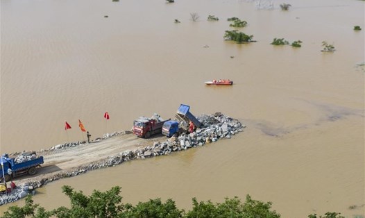 Sửa lại đoạn đê vỡ ở huyện Bà Dương, tỉnh Giang Tây, Trung Quốc, ngày 12.7.2020. Ảnh: Tân Hoa Xã