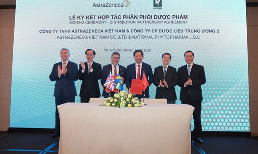 Công ty TNHH AstraZeneca Việt Nam ký kết hợp tác phân phối dược phẩm với Công ty CP dược liệu Trung Ương 2.