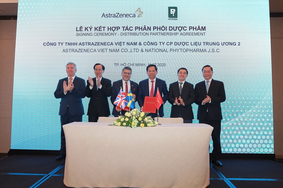 Công ty TNHH AstraZeneca Việt Nam ký kết hợp tác phân phối dược phẩm với Công ty CP dược liệu Trung Ương 2.
