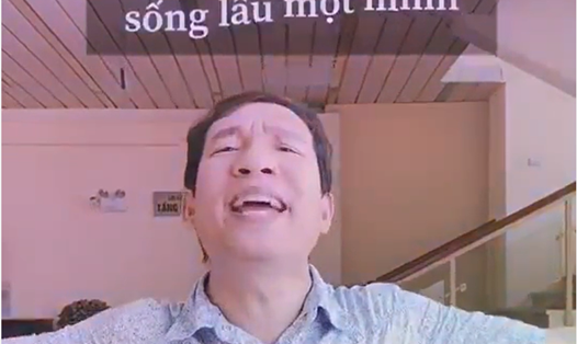 Nghệ sĩ Quang Thắng thích thú khi đối thơ trên mạng xã hội. Ảnh: Quang Thắng.