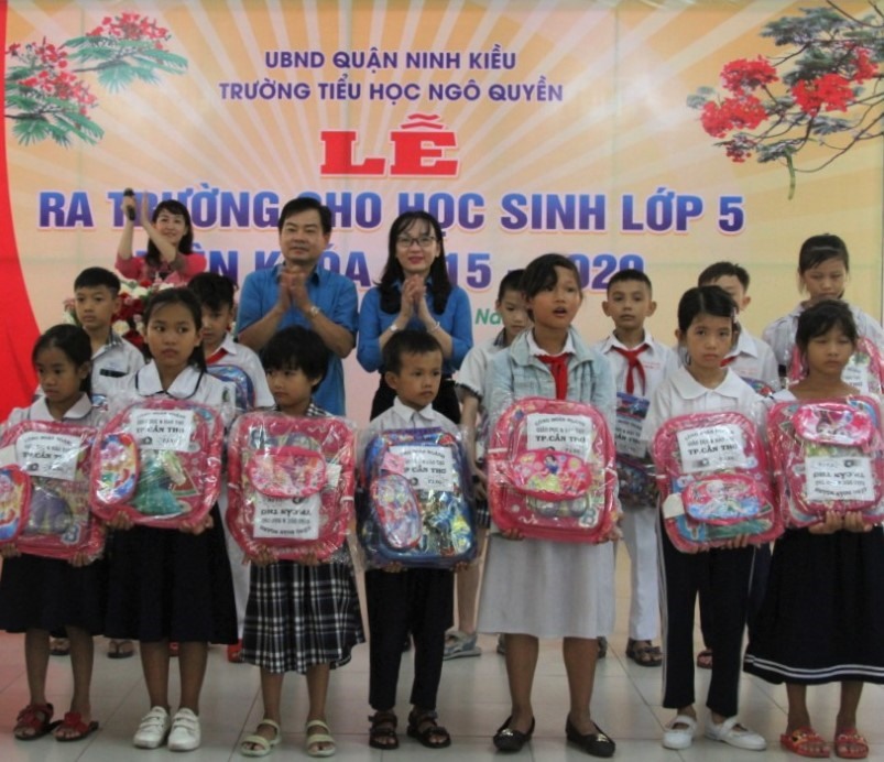 LĐLĐ TP.Cần Thơ trao quà cho các em học sinh là con của đoàn viên,CNVCLĐ có hoàn cảnh khó khăn vượt khó học giỏi năm học 2019 - 2020. Ảnh: H.V