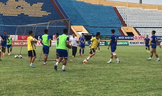 Cổ động viên Nam Định đuổi đánh huấn luyện viên thủ môn Quảng Nam ngay trong buổi tập. Ảnh: Thanh Xuân