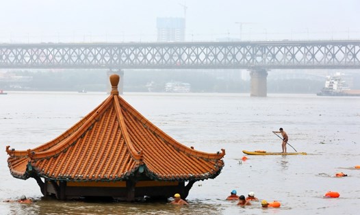 Mưa lũ nhấn chìm một số khu vực ở Vũ Hán, tỉnh Hồ Bắc, Trung Quốc. Ảnh: China Daily