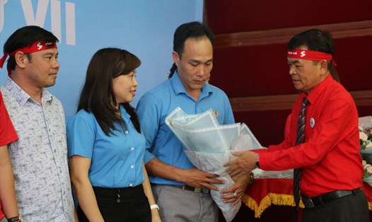 Lãnh đạo Ban Chỉ đạo Hiến máu tình nguyện tỉnh tặng hoa biểu dương CĐN Giao thông vận tải tỉnh Khánh Hòa