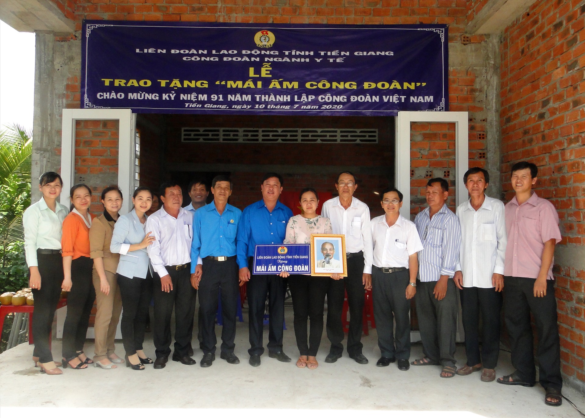 Công đoàn ngành Y tế Tiền Giang trao "Mái ấm Công đoàn" nhân Ngày thành lập Công đoàn VN. Ảnh: K.Q