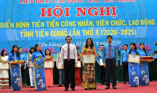 Bác sĩ Trang (hàng đầu, thứ 4 từ trái qua) được khen thưởng trong Hội nghị điển hình tiên tiến công nhân, viên chức, lao động tỉnh Tiền Giang lần thứ X (2020-2025). Ảnh: Lý Oanh