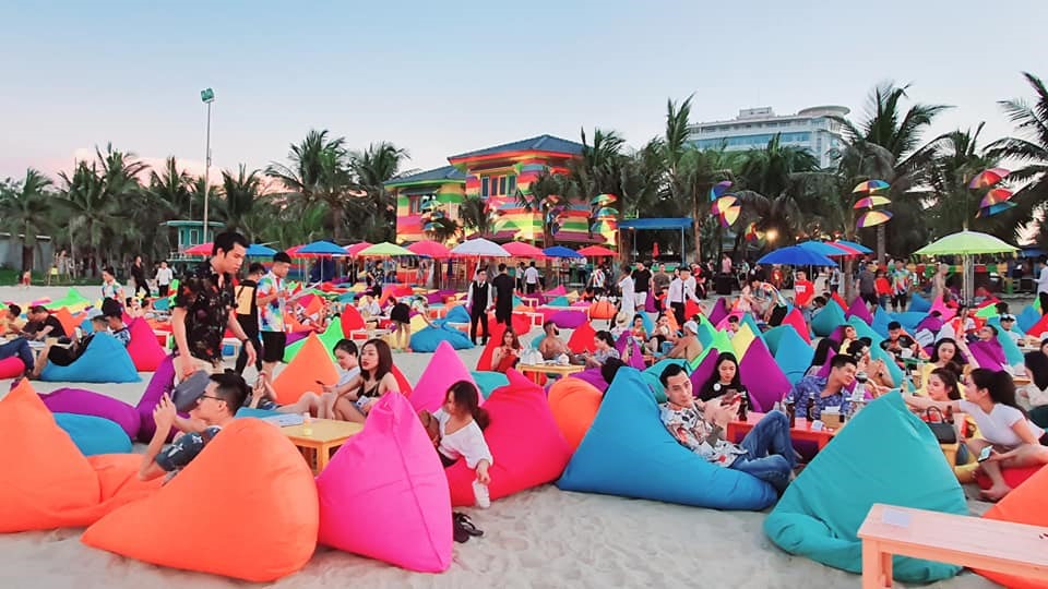 Hiện Đà Nẵng đã có nhiều hoạt động văn hóa- giải trí về đêm sôi động tại các bãi biển, ven sông Hàn.