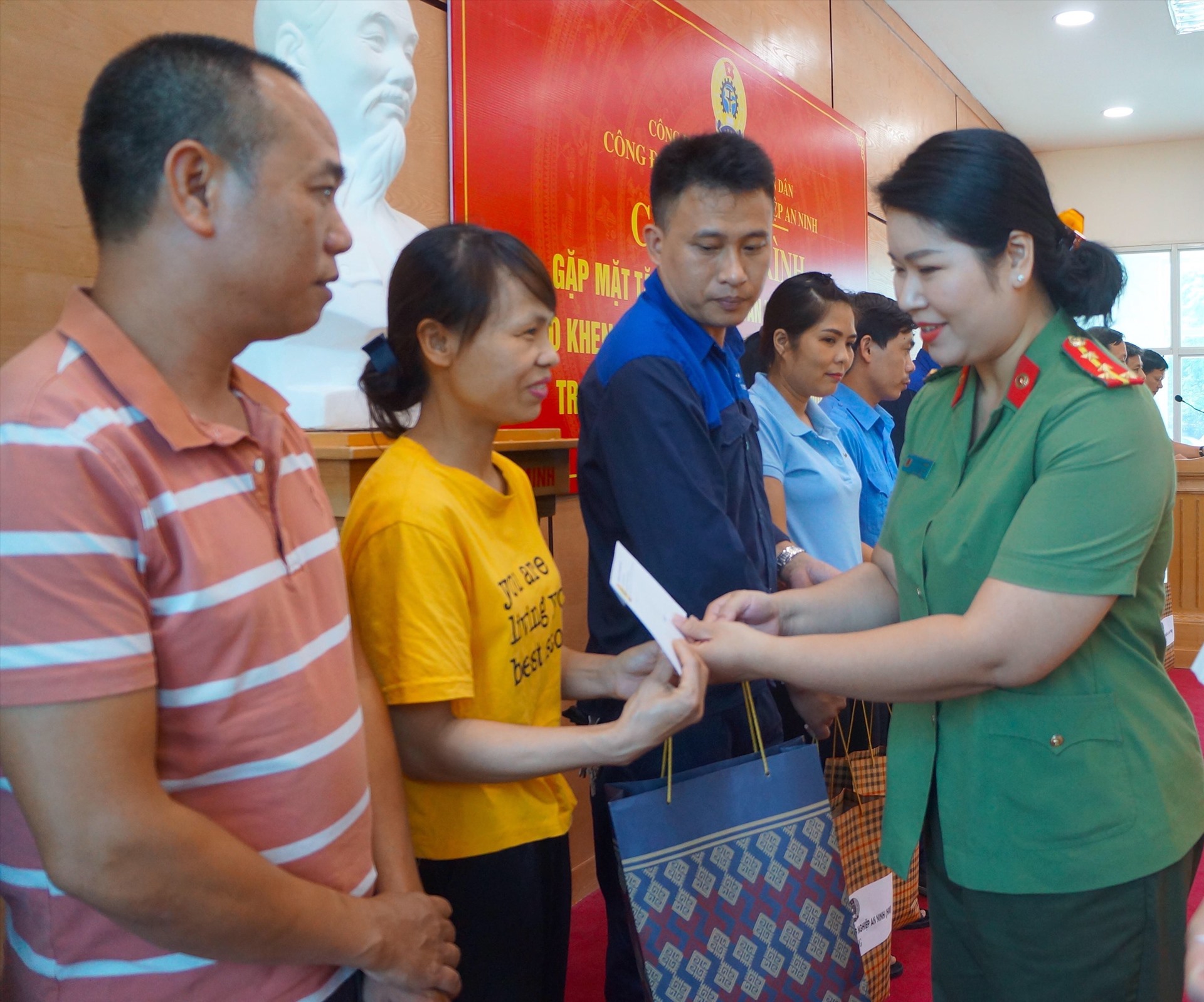 Phó Chủ tịch Công đoàn Công an Nhân dân Nguyễn Thanh Hiền tặng quà đoàn viên có hoàn cảnh khó khăn. Ảnh: H.A