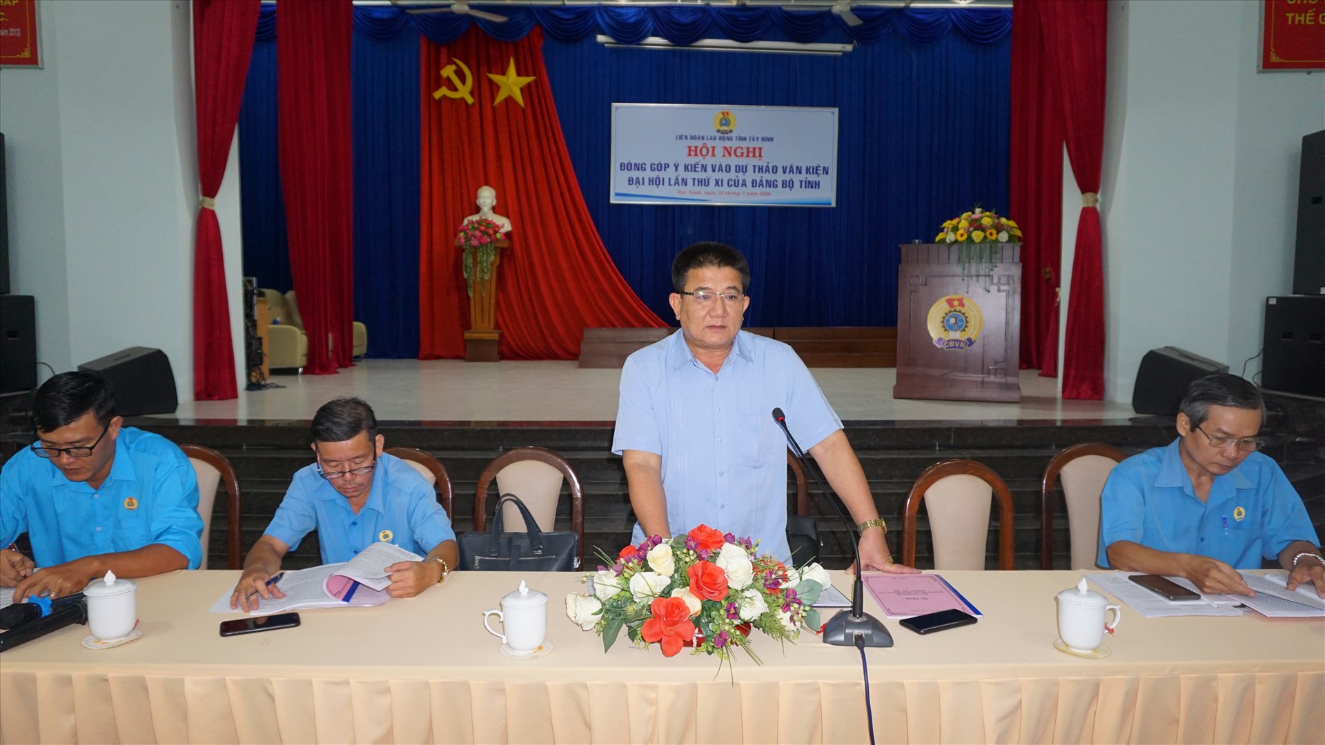 Ông Võ Văn Dũng - Chủ tịch LĐLĐ tỉnh chủ trì hội nghị. Ảnh Quốc Tiến