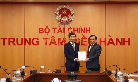 Thừa ủy quyền của Thủ tướng Chính phủ, Bộ trưởng Bộ Tài chính Đinh Tiến Dũng đã trao Quyết định bổ nhiệm ông Tạ Anh Tuấn. Ảnh Hồng Vân.