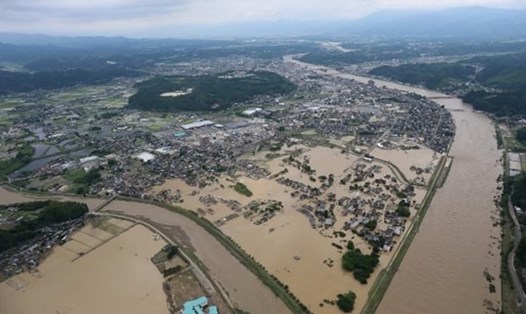 Nhiều ngôi nhà bị chìm trong lũ lụt sau trận mưa lớn xảy ra ở Nhật Bản vào đầu ngày 4.7. Ảnh: AFP