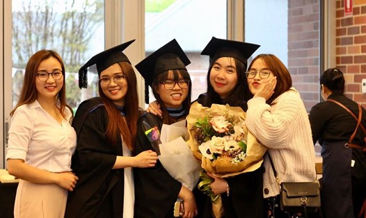 Nhóm du học sinh Việt Nam tại lễ tốt nghiệp ở Đại học Western Sydney (Úc) theo chương trình du học bán phần từ Viện đào tạo quốc tế (Đại học Kinh tế TPHCM). Ảnh: nhà trường cung cấp