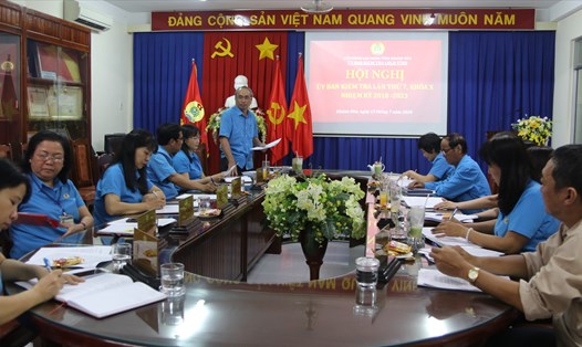 Lãnh đạo LĐLĐ Khánh Hòa đóng góp y kiến triển khai các chương trình hoạt động kiểm tra trong 6 tháng cuối năm. Ảnh: Phương Linh