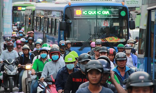 Xe buýt trong vòng vây xe máy và ôtô trên đường Xô Viết Nghệ Tĩnh (quận Bình Thạnh, TPHCM). Ảnh: MINH QUÂN