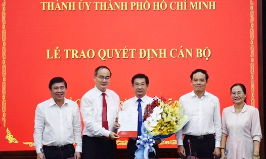 Bí thư Thành ủy TPHCM Nguyễn Thiện Nhân trao quyết định cho ông Dương Ngọc Hải.   Ảnh: S.Hải