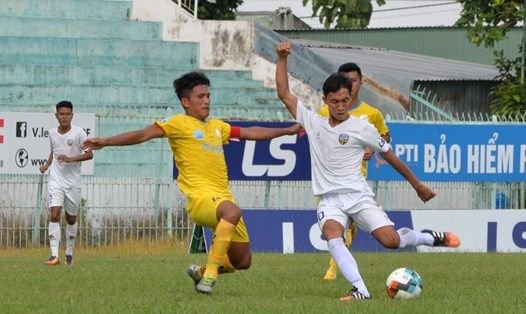 An Giang (áo trắng) có chiến thắng 2-0 trước đội đầu bảng Khánh Hoà. Ảnh: VPF.