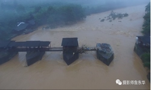 Cầu Cầu Vồng bị lũ cuốn đi một phần. Ảnh: Thời báo Hoàn cầu.