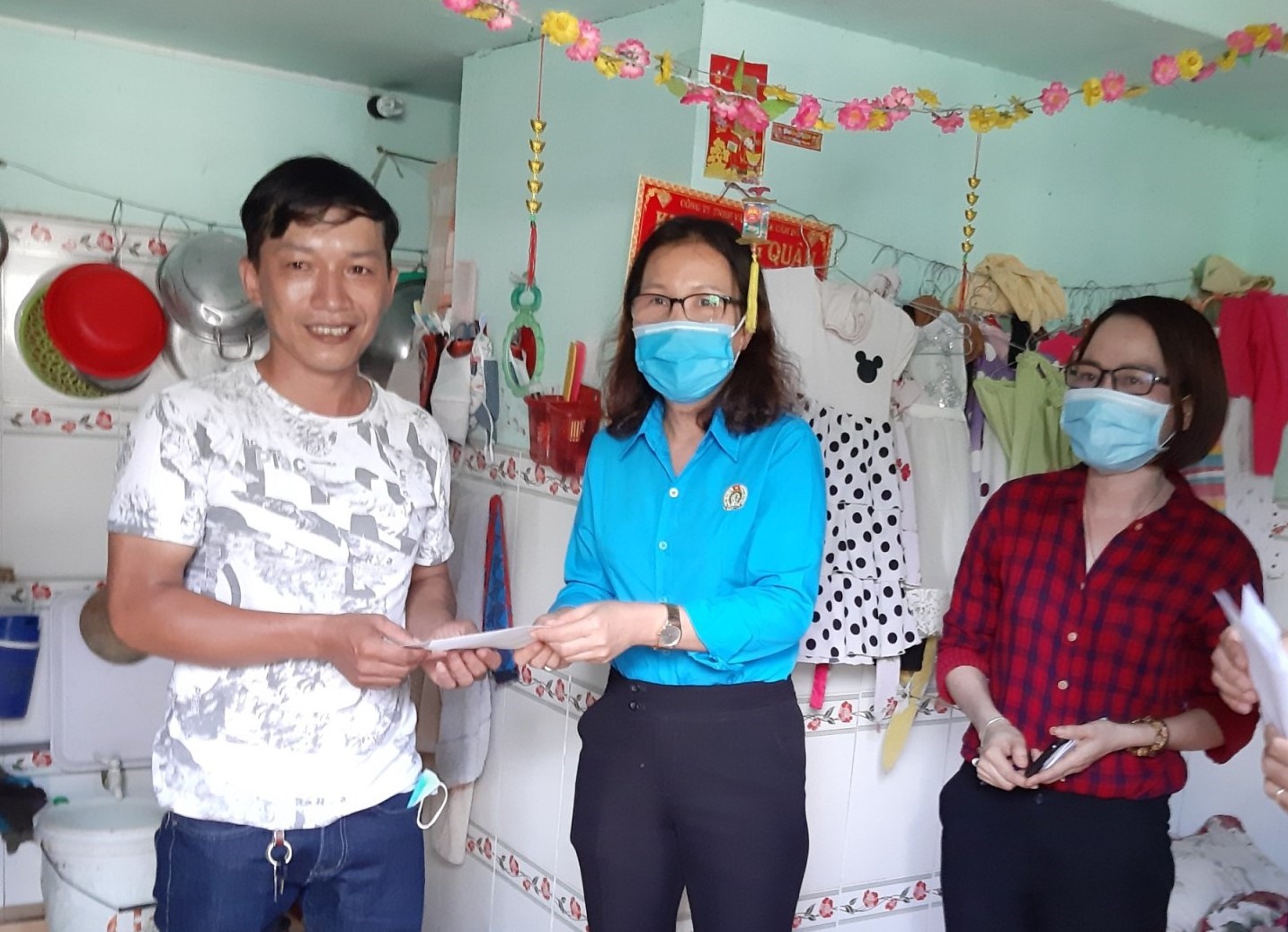 Bà Lưu Thị Tuyết Trinh - Chủ tịch LĐLĐ thị xã Tân Uyên đến nhà trọ thăm và hỗ trợ công nhân gặp khó khăn. Ảnh: Dương Bình