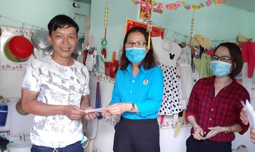 Bà Lưu Thị Tuyết Trinh - Chủ tịch LĐLĐ thị xã Tân Uyên đến nhà trọ thăm và hỗ trợ công nhân gặp khó khăn. Ảnh: Dương Bình