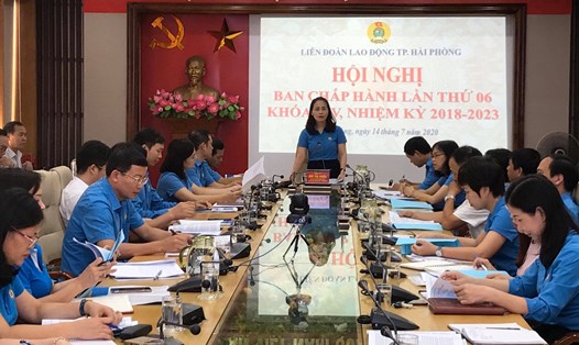 Bà Bùi Thị Ngọc, Phó Chủ tịch Thường trực LĐLĐ TP Hải Phòng chủ trì hội nghị Ban chấp hành lần thứ 6. Ảnh Mai Dung