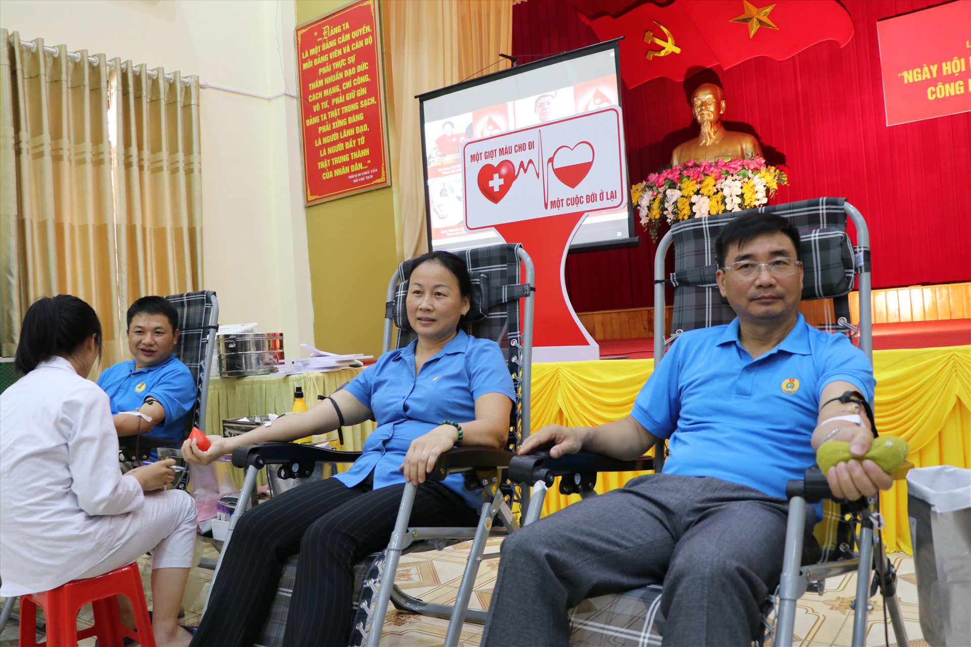 Lãnh đạo LĐLĐ tỉnh Yên Bái tham gia hiến máu tình nguyện. Ảnh: Xuân Hiền