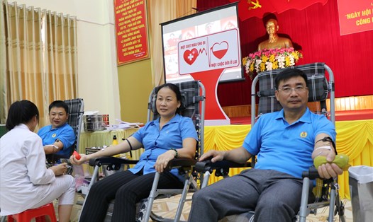 Lãnh đạo LĐLĐ tỉnh Yên Bái tham gia hiến máu tình nguyện. Ảnh: Xuân Hiền